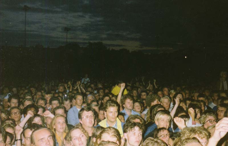 Menschenmassen im 80s-Fieber